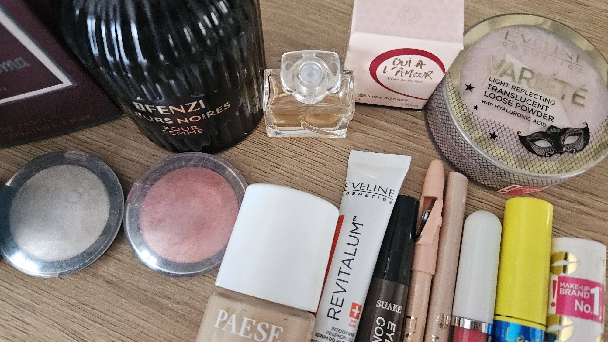 Zestaw kosmetyków perfumy tusz kredka puder podkład paese fluid brwiba