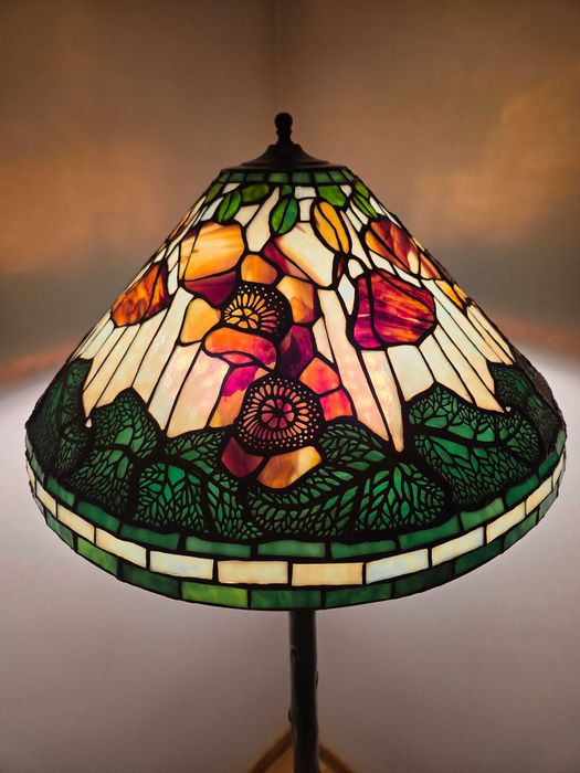 Lampa Tiffany stojaca - podlogowa – mosiezna noga, ręcznie zdobiona.