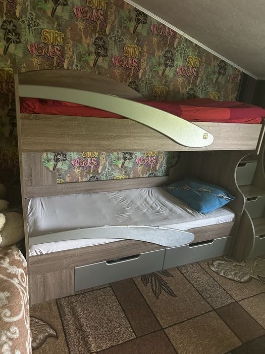 Двоповерхове двохярусне ліхко зі сходами шкафом