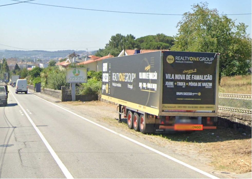 Reboque em bom estado geral
