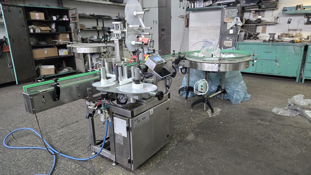 Автоматична лінія для обклейки етикетками круглої тари