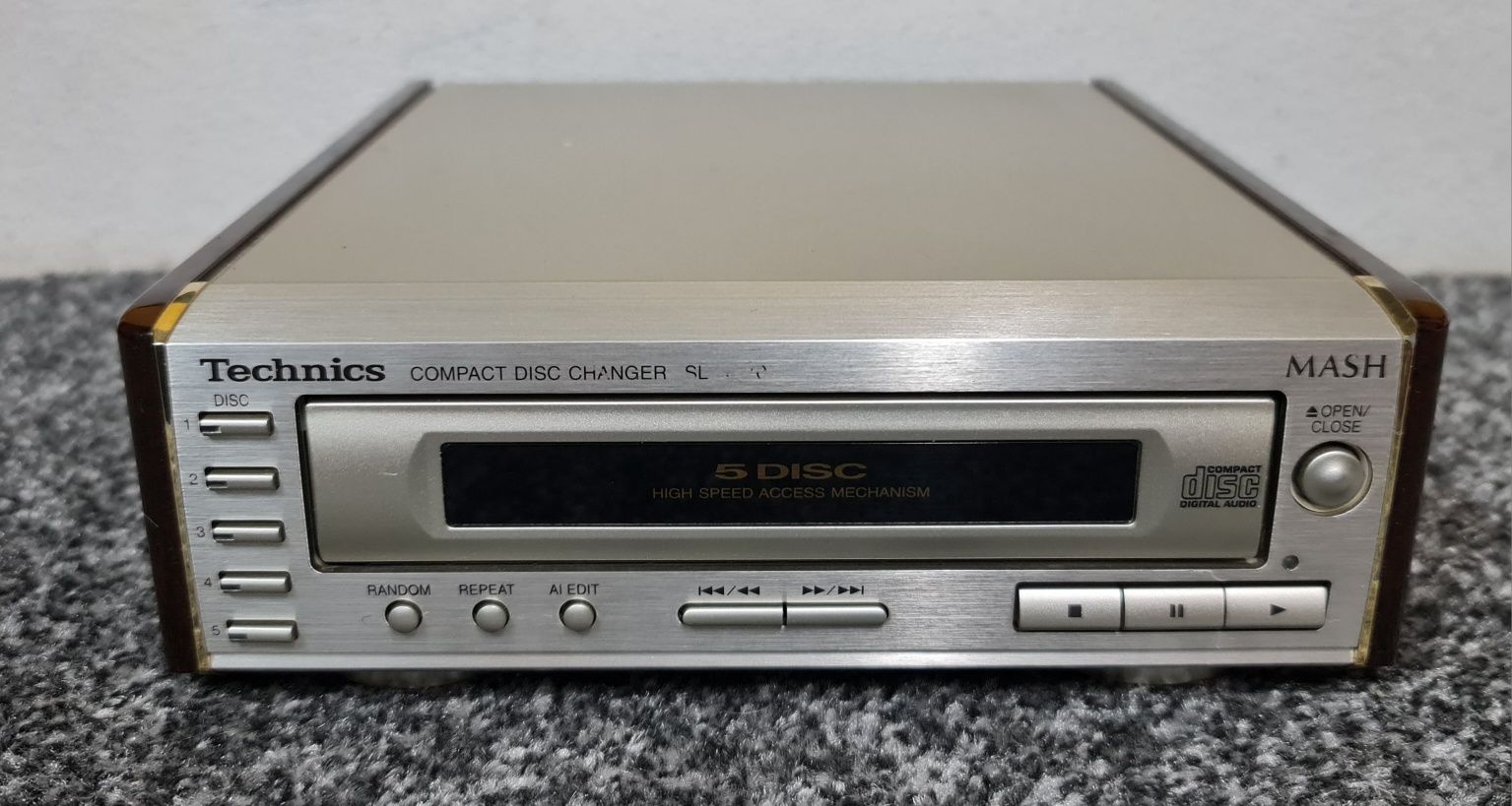 Technics Compact Disc Player SL-HD70. Zmieniarka 5 płyt .
. Wysyłka ol