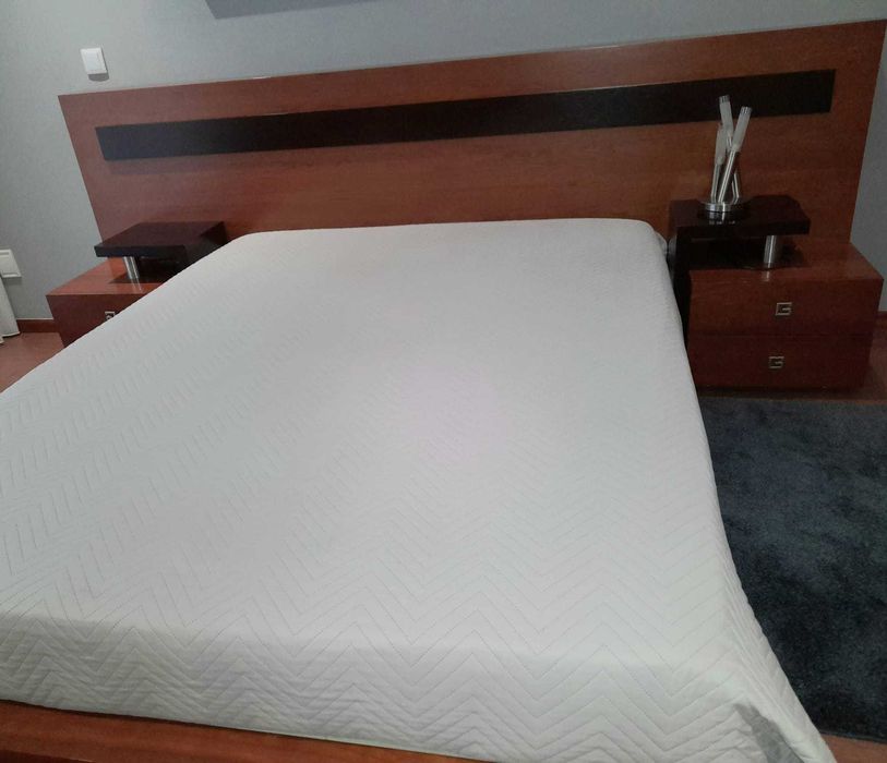 Cama de casal com duas cabeceiras, o colchão está incluído.