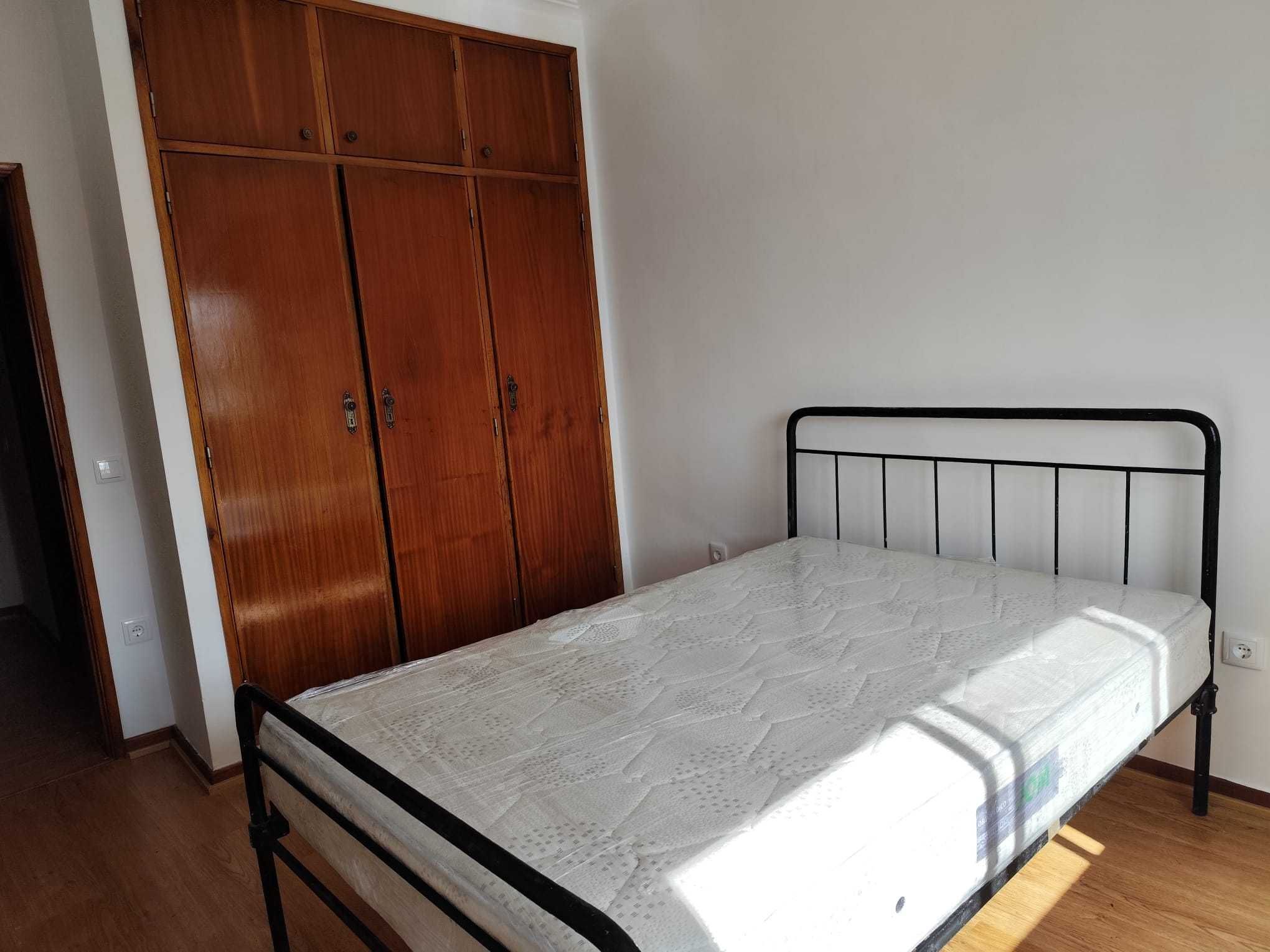 Arrenda-se quarto a Estudantes em S. Martinho do Bispo.