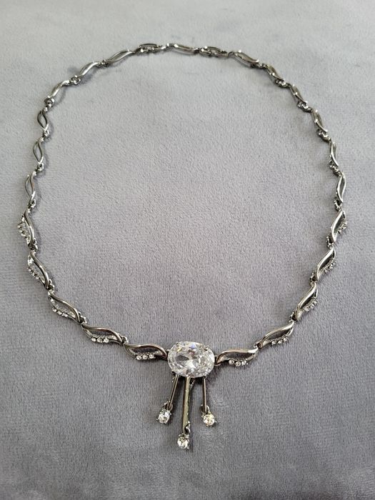 Красиве кольє (біжутерія)