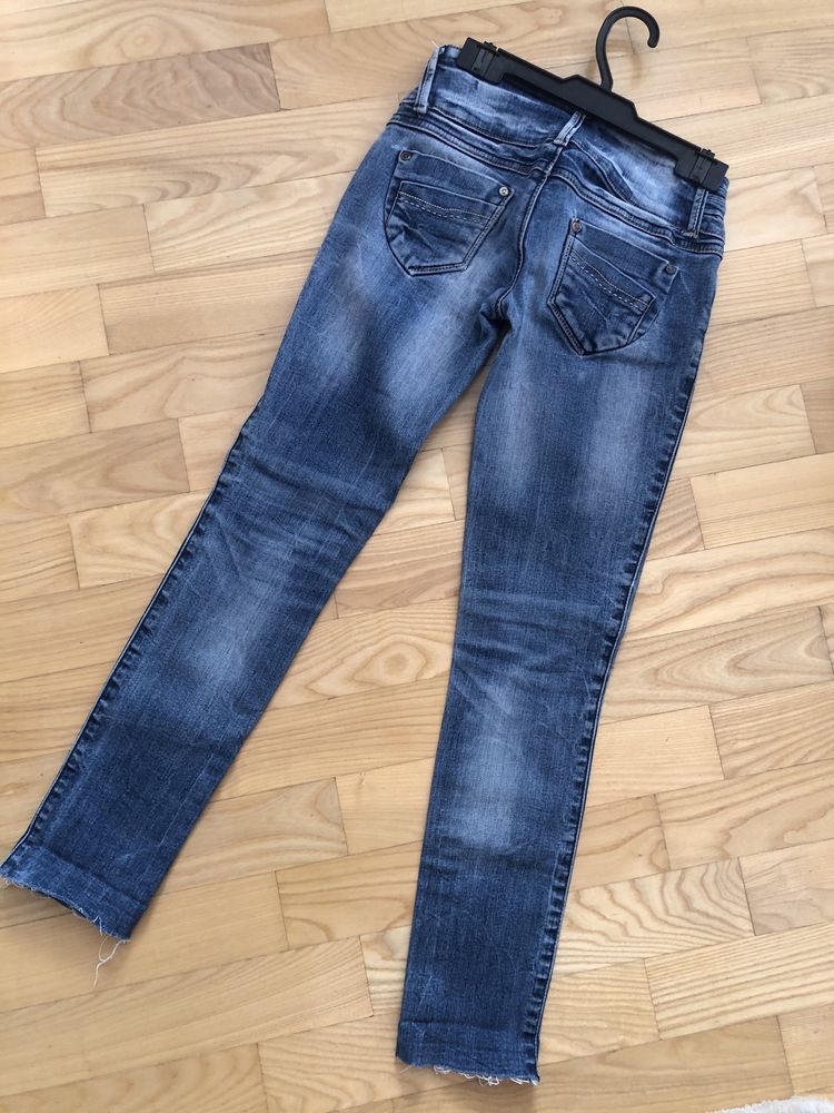 Стильні порвані джинси