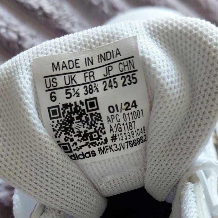 Кросівки 38,5-39 Adidas оригінал екошкіра трендові білі з принтом лео