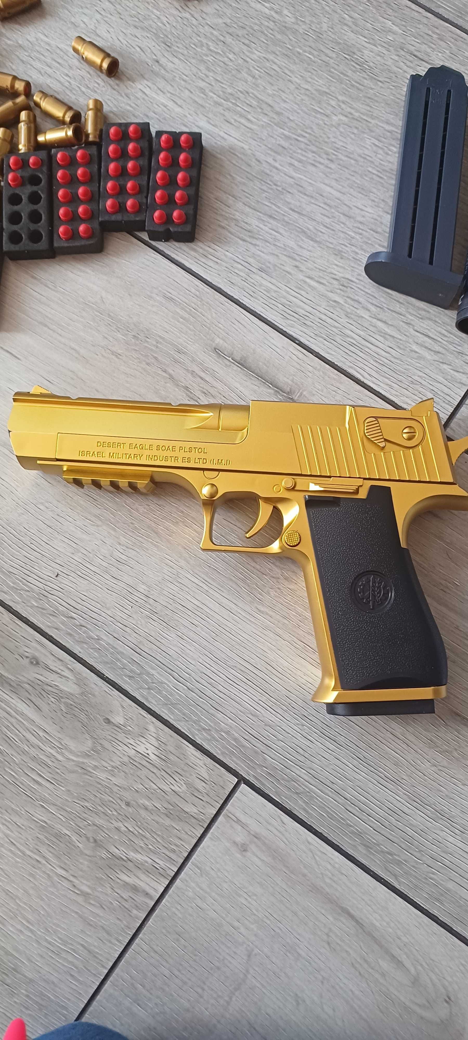 Złoty zabawkowy pistolet na amunicję