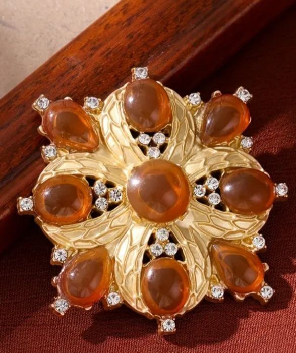 Стильные ювелирные  украшения с натуральным янтарем