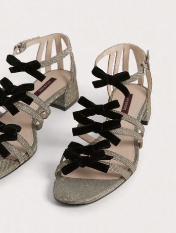 Sandálias glitter prateado com lacinhos Uterque