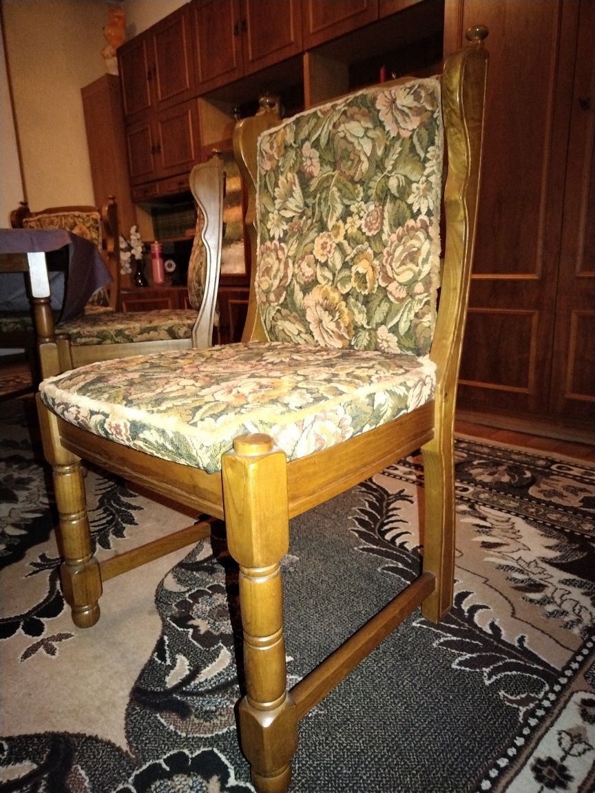 Stary stół z krzesłami masywny