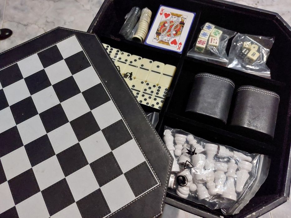 Conjunto de 6 jogos em estojo de veludo 

- Damas
- Xadrez 
- Dom