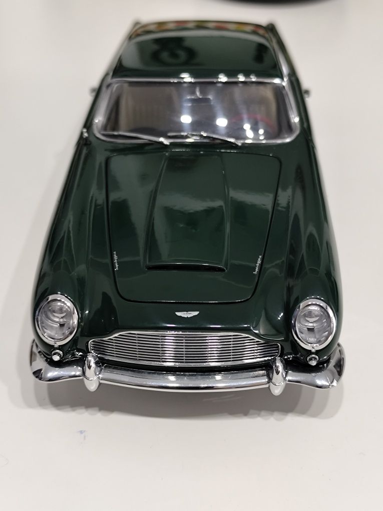 Aston Martin autoart 1/18