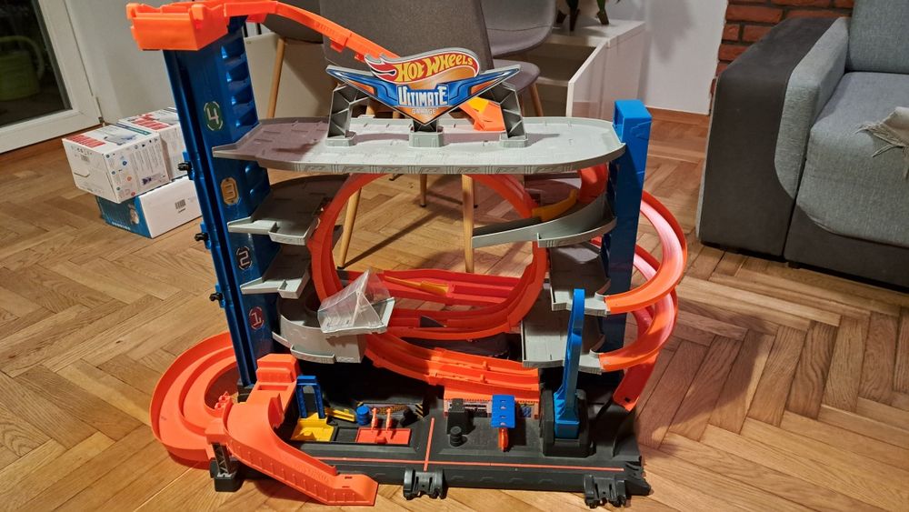 Garaz Hot Wheels Ultimate z rekinem