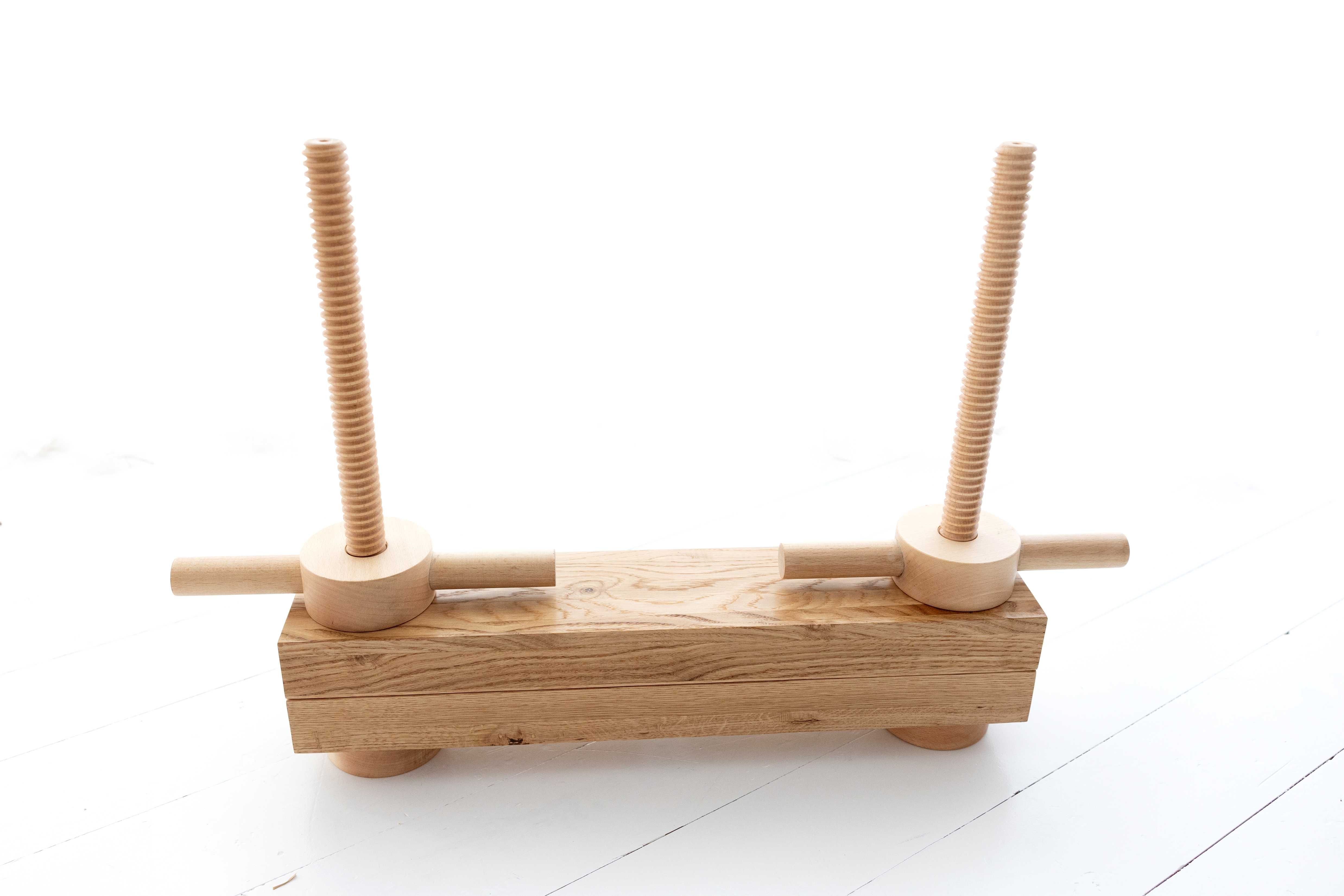 Duża drewniana belka introligatorska - Large wooden bookbinding beam.