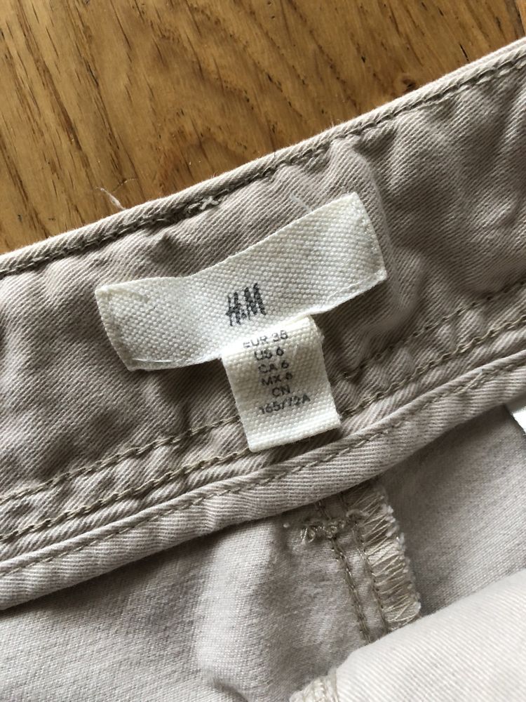 Bezowe spodnie chino HM 38