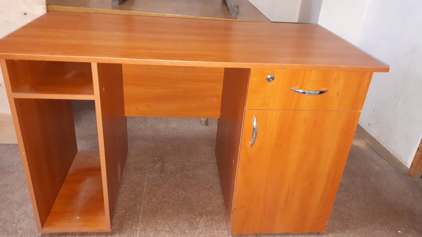 Продам письмовий комп'ютерний стіл. Тільки самовивіз