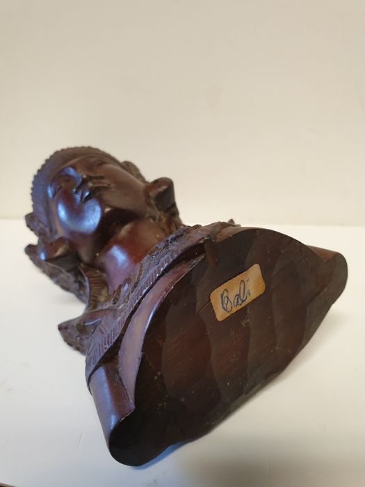 Antiga escultura de Deusa balinesa em madeira exótica
