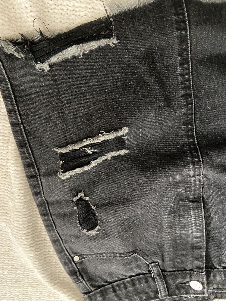 Czarna jeansowa spódniczka mini z dziurami Missguided S