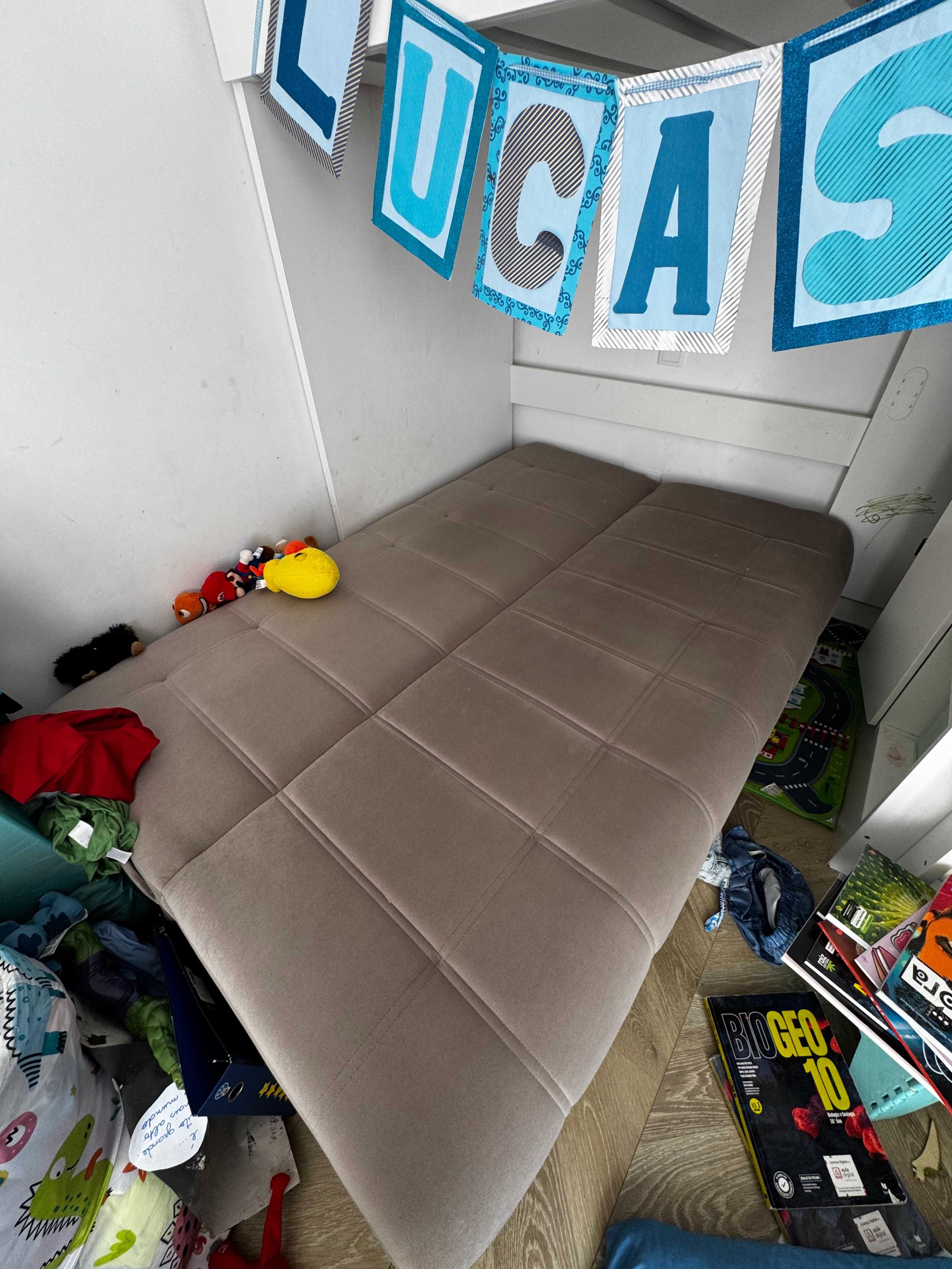 Sofá cama click-clack com arrumação