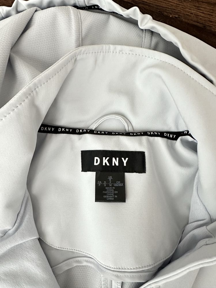 Небесно блакитний плащ дощовик DKNY
