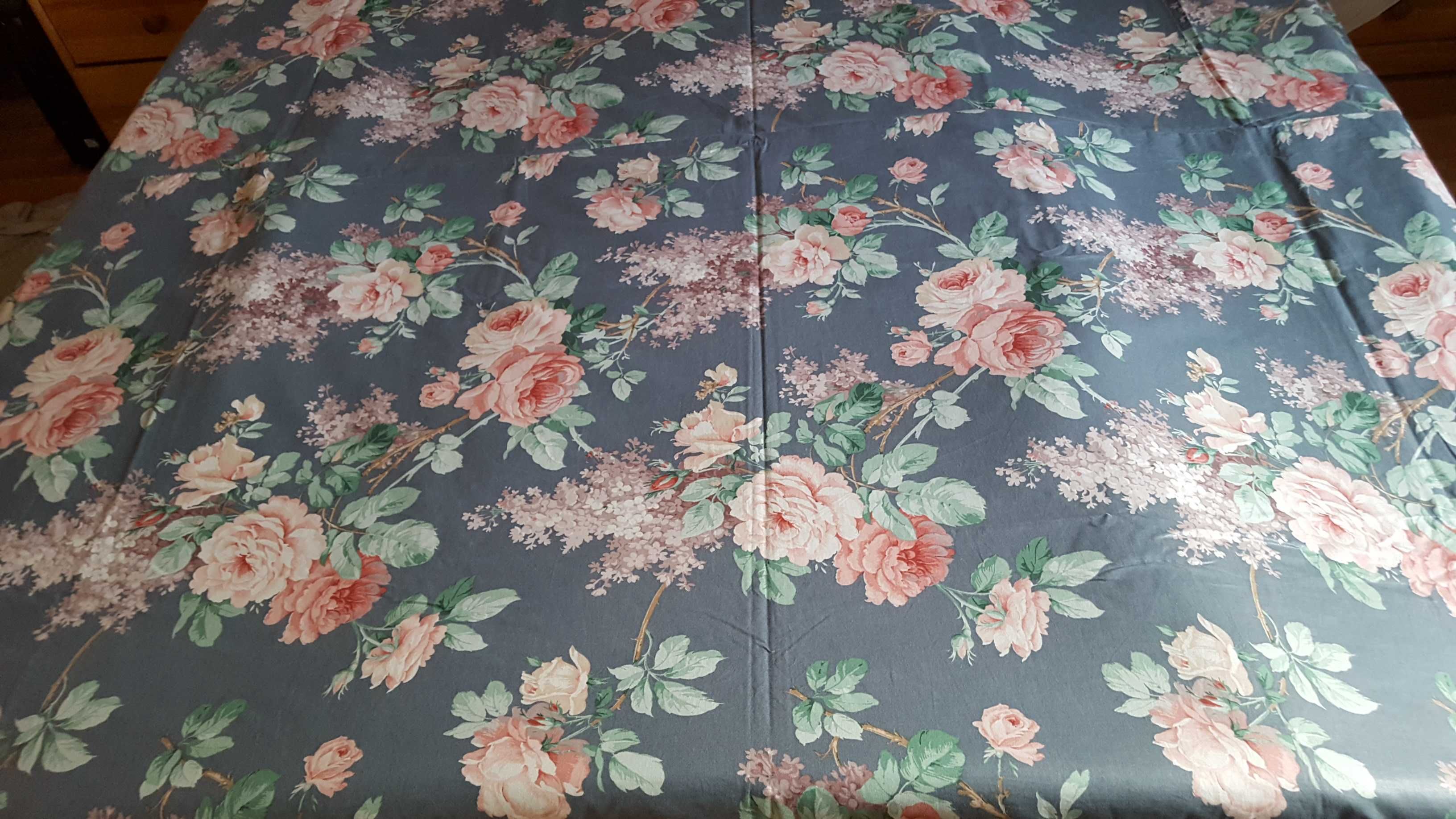 Narzuta materiał w kwiaty na łóżko, narożnik, wymiary 256x235 cm