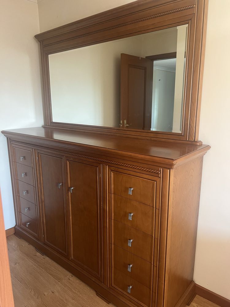 Móvel aparador de quarto com espelho