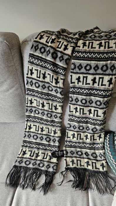 Wełniany szalik szaro-kremowo-czarny aztek aztec długi