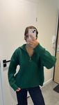 Zielony sweter damski oversize z zamkiem