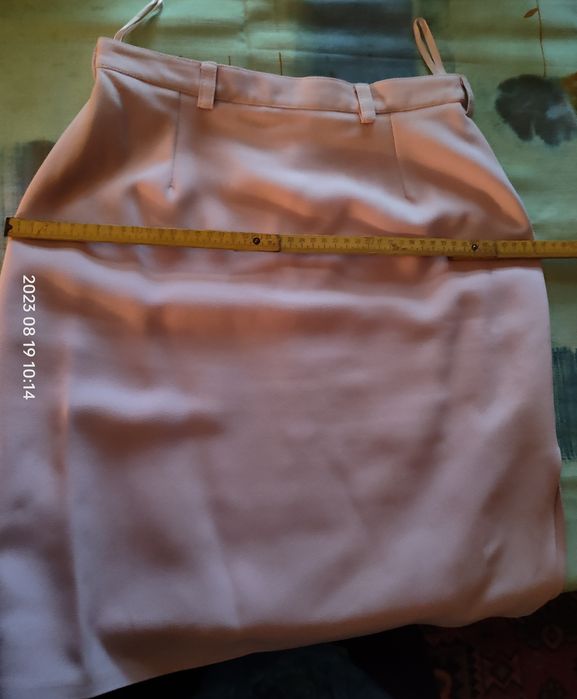 Śliczny kostium damski w pastelowym kolorze