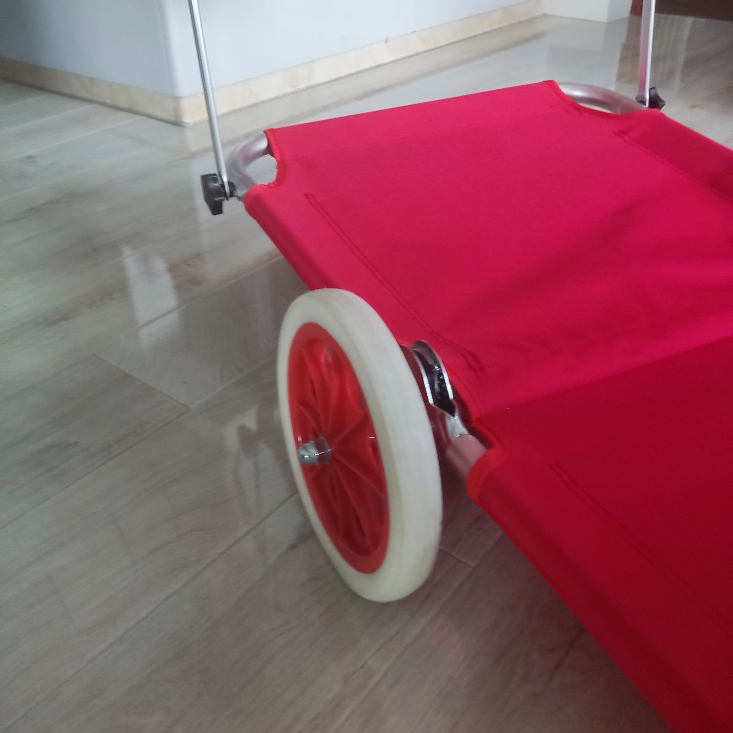 Leżak plażowy na kółkach CASARIA – składany, czerwony