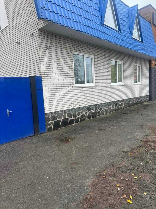 Пропоную до продажу двоповерховий будинок в центрі міста