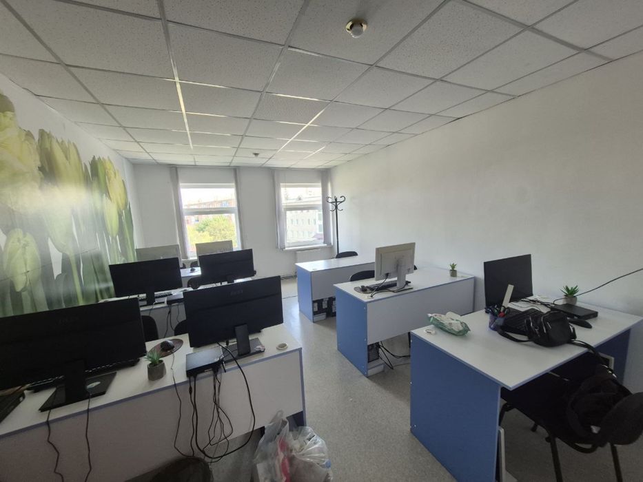 Офісні меблі (столи, стільці, шафа)