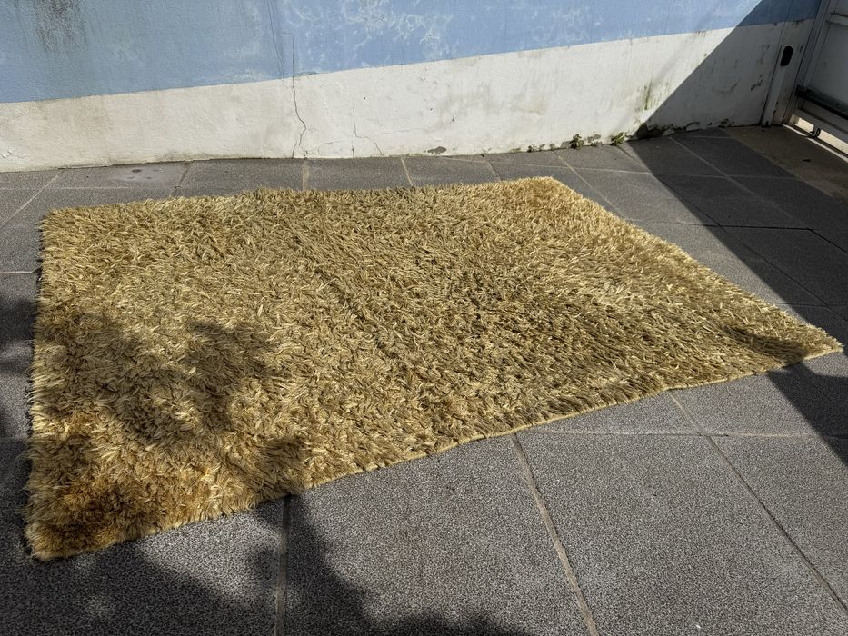 Carpete amarela em bom estado