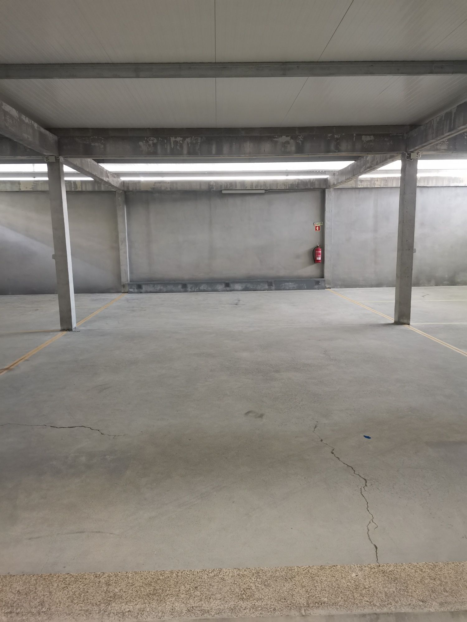 Avenida Santos Graça alugo garagem