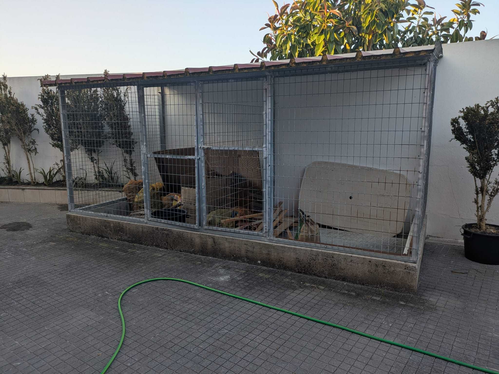 Canil duplo para cães com tecto em sandwich
