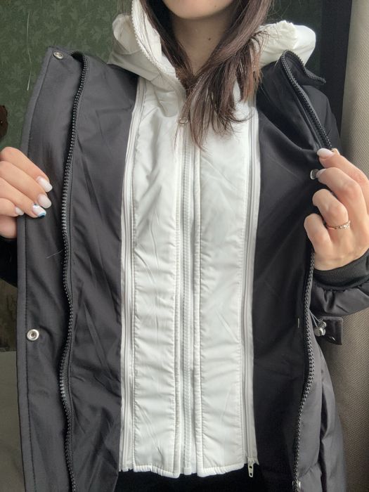 Жіноча чорна зимова куртка