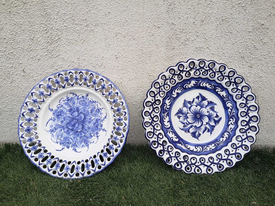 Pratos azuis com dizeres