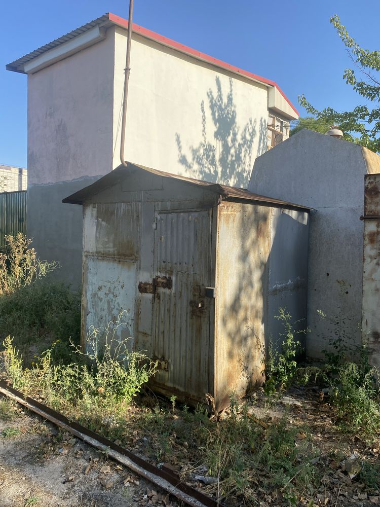 Продам місце на причалі та дві металеві будки