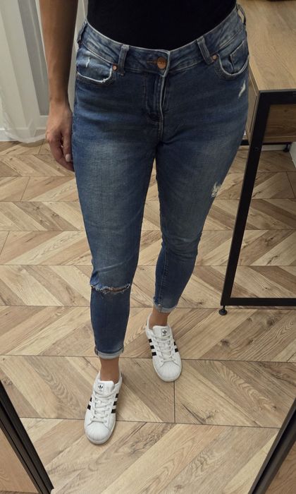 Spodnie jeansowe z dziurami S