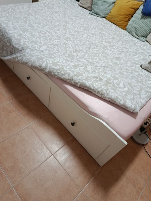 Cama com estrado e gavetas
