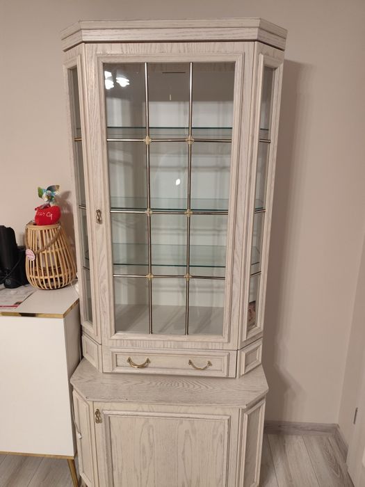 Biała podświetlana witryna