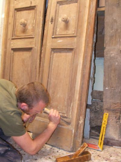 Реставрация старинных и современных дверей любой сложности.