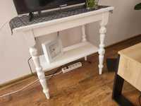 Biały stolik z półką ozdobne nogi matowa biała konsola drewniana