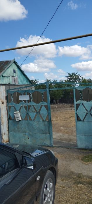 Продам пол дома,под ремонт,со всеми камуникацыями,15 соток земли
