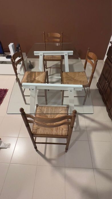 Mesa de vidro e cadeiras de madeira