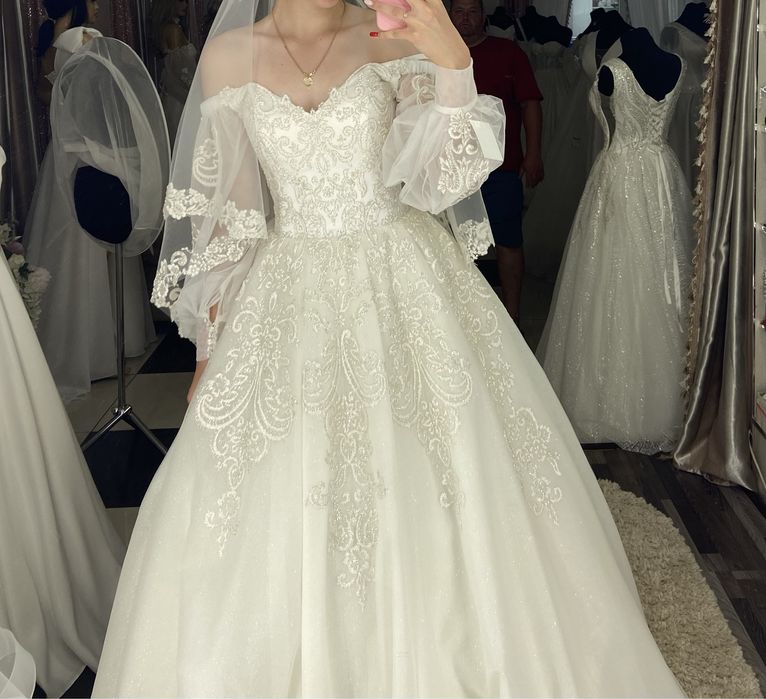 Весільна розкішня сукня