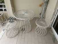 Mesa de ferro com duas cadeiras