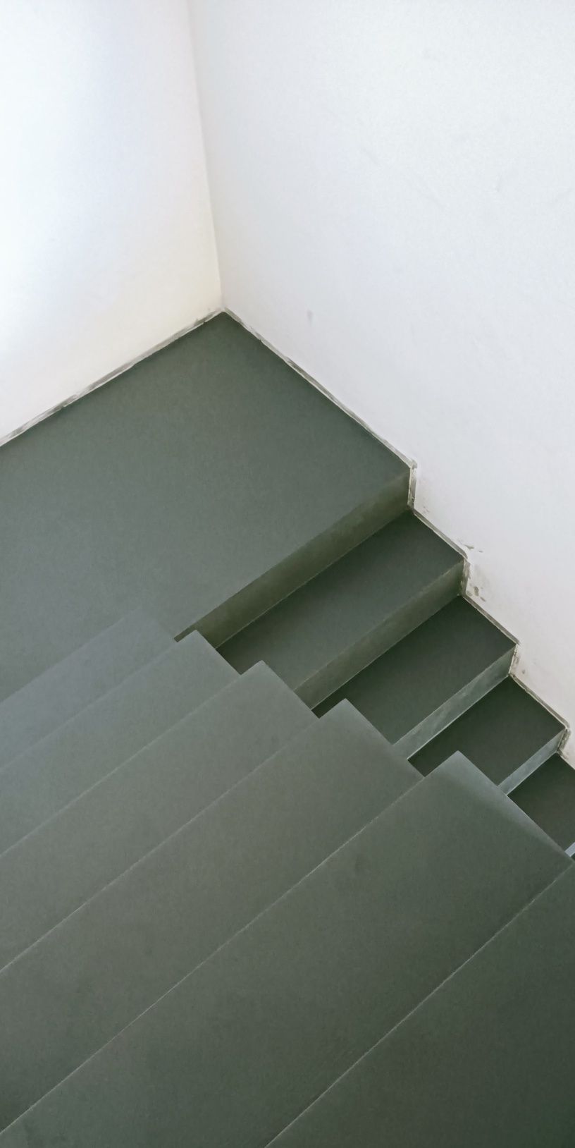 Mikrocement, najlepszy wybór do domu: posadzki, schody i łazienki.