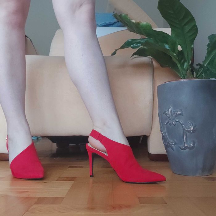 Czerwone buty na wysokim obcasie